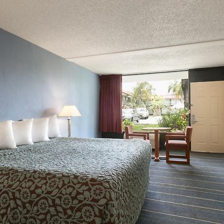 Days Inn By Wyndham Clearwater/Central Bagian luar foto