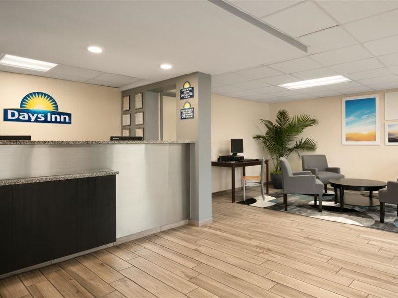 Days Inn By Wyndham Clearwater/Central Bagian luar foto