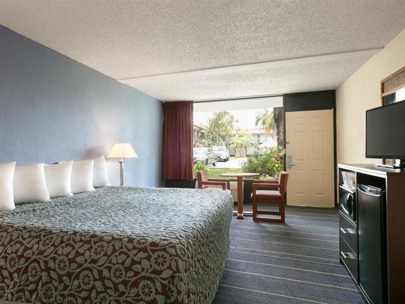 Days Inn By Wyndham Clearwater/Central Bagian luar foto