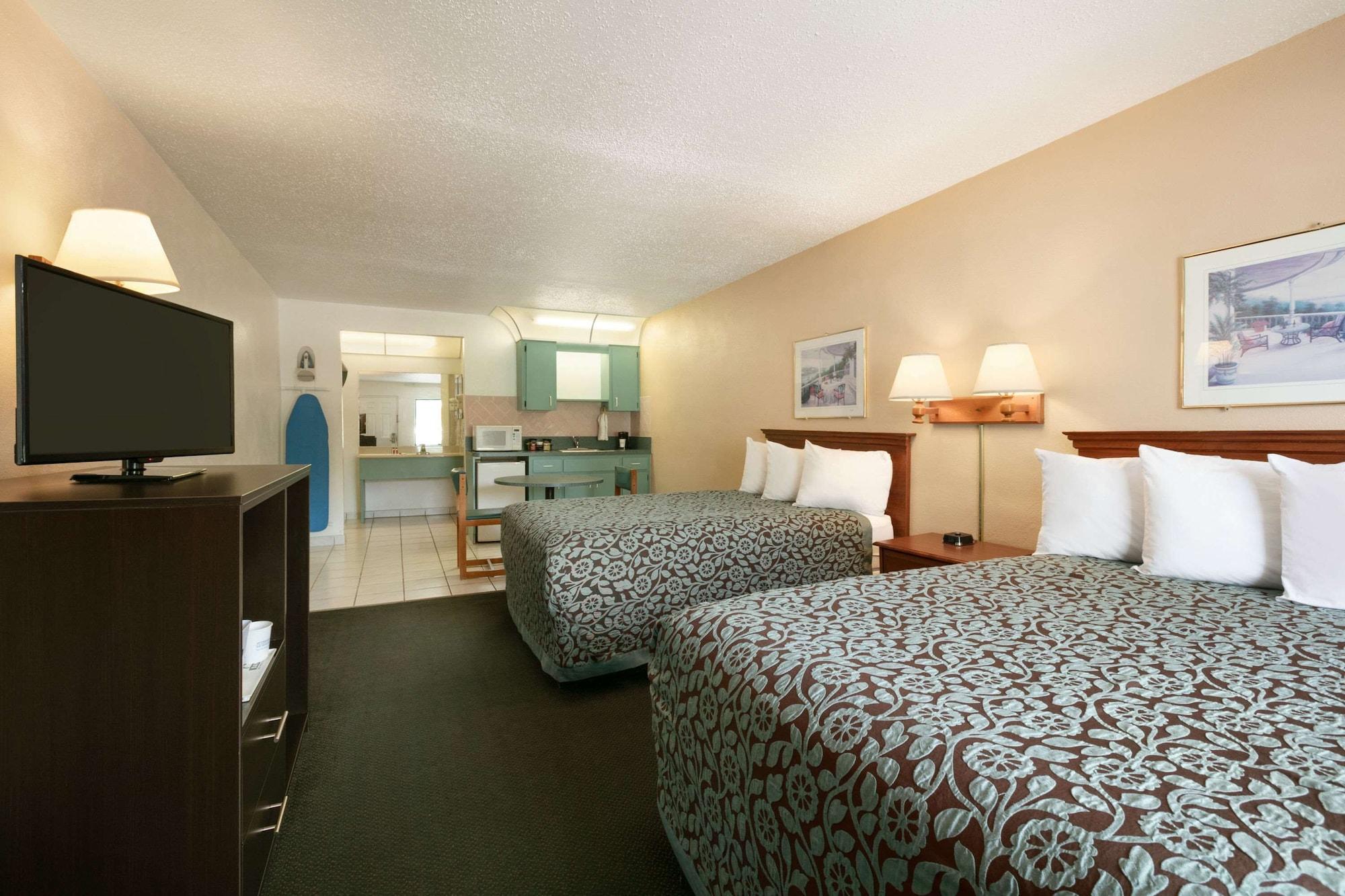 Days Inn By Wyndham Clearwater/Central Bagian luar foto