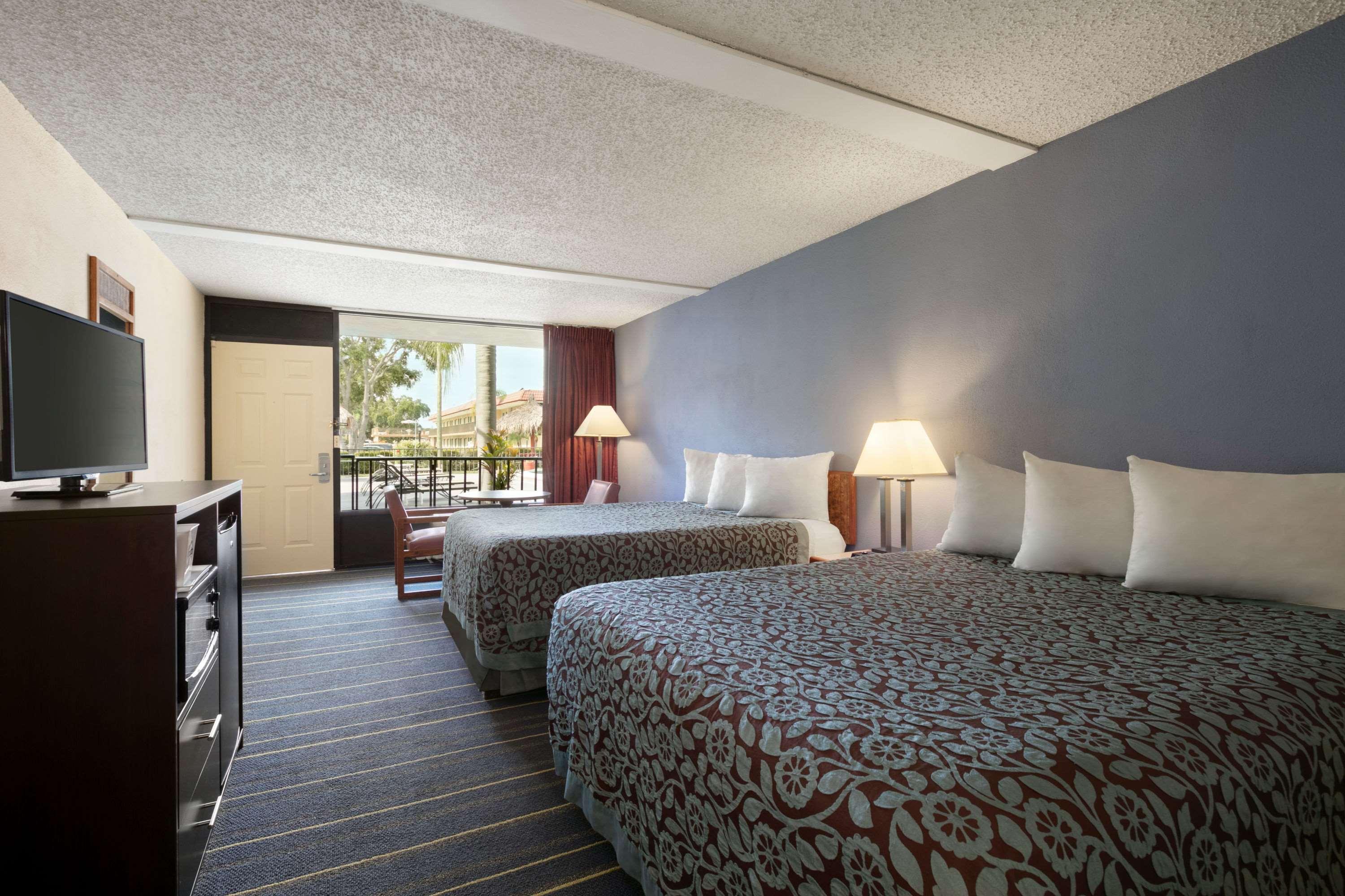 Days Inn By Wyndham Clearwater/Central Bagian luar foto