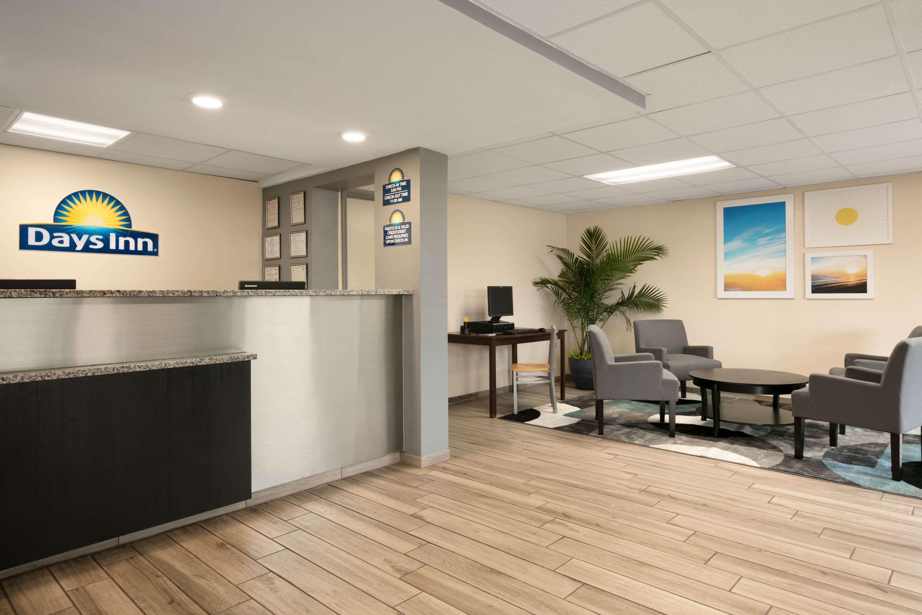 Days Inn By Wyndham Clearwater/Central Bagian luar foto