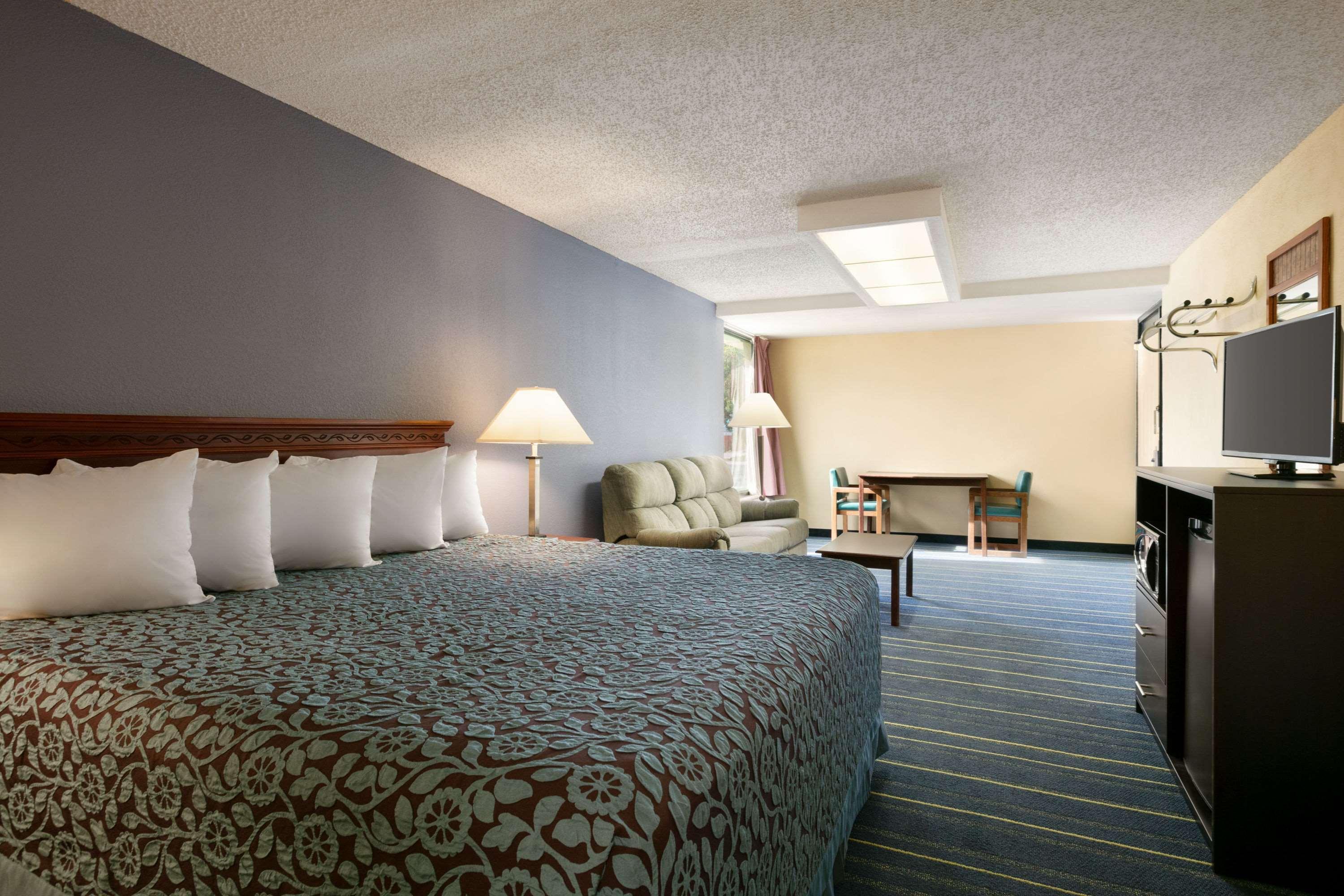 Days Inn By Wyndham Clearwater/Central Bagian luar foto